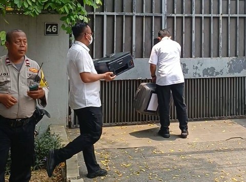 Petugas membawa koper dan 1 printer saat penggeledahan diduga rumah Firli Bahuri oleh tim dari Ditreskrimsus Polda Metro Jaya di Kertanegara, Kamis (26/10/2023). Foto: Thomas Bosco/kumparan