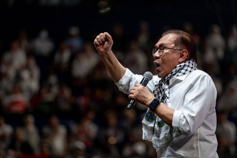 PM Malaysia Anwar Ibrahim berpidato di acara solidaritas untuk Palestina  di Kuala Lumpur, Selasa (24/10/2023). Foto: Twitter/@anwaribrahim