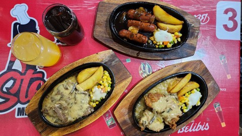 Steak Mpok Judes viral di Pluit, Jakarta Utara. Foto: Azalia Amadea/kumparan