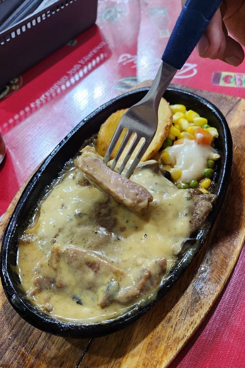 Steak Mpok Judes viral di Pluit, Jakarta Utara. Foto: Azalia Amadea/kumparan