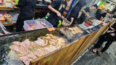 Steak Mpok Judes viral di Pluit, Jakarta Utara. Foto: Azalia Amadea/kumparan