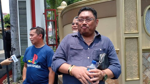 Irwan Irawan (kanan), Ketua RW di rumah Firli. Foto: kumparan