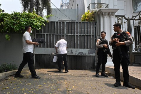 Penyidik Ditreskrimsus Polda Metro Jaya membawa koper ke dalam salah satu kediaman Ketua KPK Firli Bahuri saat penggeledahan di kawasan Jalan Kertanegara, Jakarta, Kamis (26/10/2023). Foto: Aprillio Akbar/ANTARA FOTO