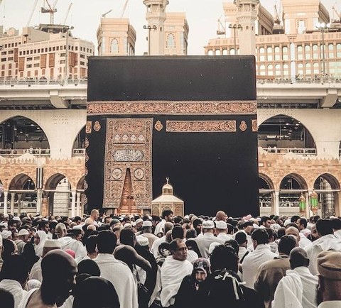 Ilustrasi mabit di Muzdalifah merupakan rangkaian dari ibadah haji. Foto: Unsplash/Boim