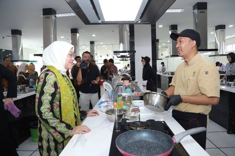 Menaker Ida Fauziyah resmikan gedung workshop pelatihan pariwisata di Surakarta. Foto: Kemnaker RI