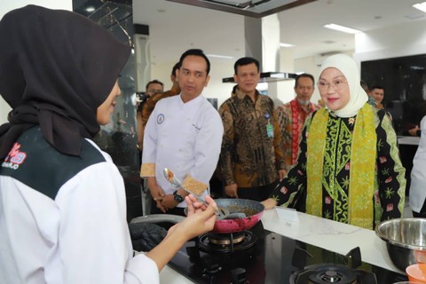 Menaker Ida Fauziyah resmikan gedung workshop pelatihan pariwisata di Surakarta. Foto: Kemnaker RI