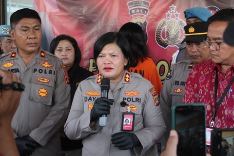 Polisi merilis kasus pembunuhan dan pembuangan bayi di Bandara Ngurah Rai Bali, pelaku merupakan model selebgram asal Semarang, berinisial ZDL (28). Foto: Dok. Polres Bandara Ngurah Rai
