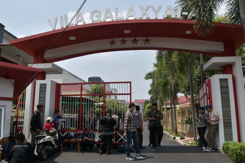 Sejumlah personel Kepolisian berjaga di gerbang masuk perumahan Vila Galaxy, salah satu kediaman rumah Ketua KPK Firli Bahuri di Bekasi, Jawa Barat, Kamis (26/10/20223). Foto: Fakhri Hermansyah/ANTARA FOTO