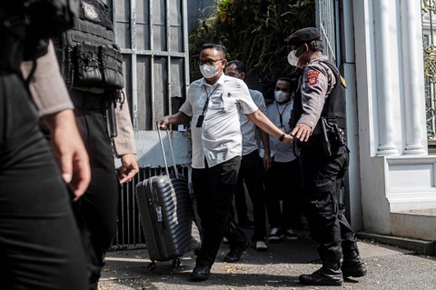 Penyidik Ditreskrimsus Polda Metro Jaya membawa keluar koper dari salah satu kediaman Ketua KPK Firli Bahuri usai melakukan penggledahan di kawasan Jalan Kertanegara, Jakarta, Kamis (26/10/2023). Foto: Aprillio Akbar/ANTARA FOTO