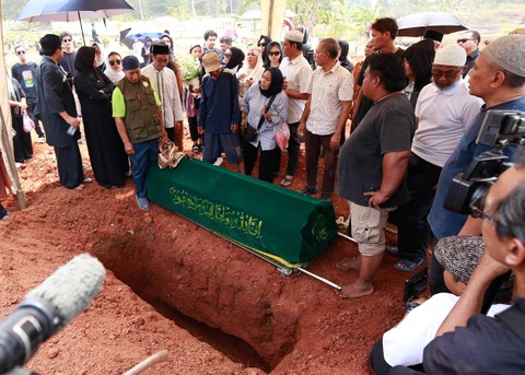 Sejumlah keluarga dan kerabat saat mengantarkan jenazah penyanyi Shena Malsiana di TPU Grubog Bojong Nangka, Tangerang, Kamis, (26/10/2023). Foto: Agus Apriyanto