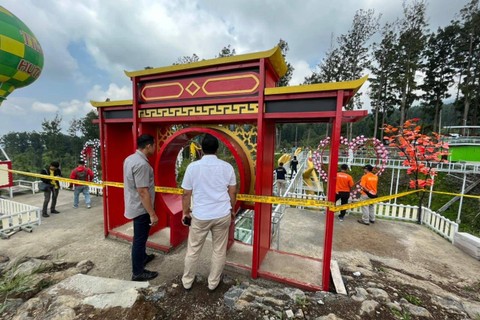 Tim Laboratorium Forensik melakukan Olah TKP pada wahana jembatan kaca "The Geong" Kabupaten Banyumas, Kamis (26/10/2023). Foto: Polresta Banyumas
