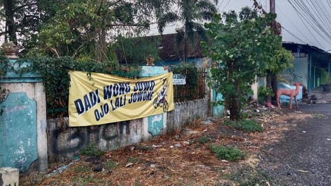 Spanduk sindir Jokowi di Solo, usai Gibran mencalonkan diri jadi cawapres. Foto: kumparan