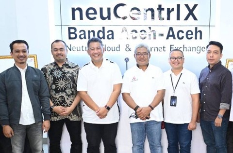 (Kiri ke kanan) Ketua Pengurus Wilayah APJII Sumatra Utara-Aceh Ferdiansyah; Komisaris PT Acehlink Media Muhammad Rusdi; Direktur Wholesale & International Service Telkom Bogi Witjaksono; Direktur Network & IT Solution Telkom Herlan Wijanarko; General Manager Witel Aceh Teuku Fauzan; Direktur PT Acehlink Media Ikhsan saat peresmian neuCentrIX Banda Aceh, beberapa waktu lalu. Foto: dok. Telkom