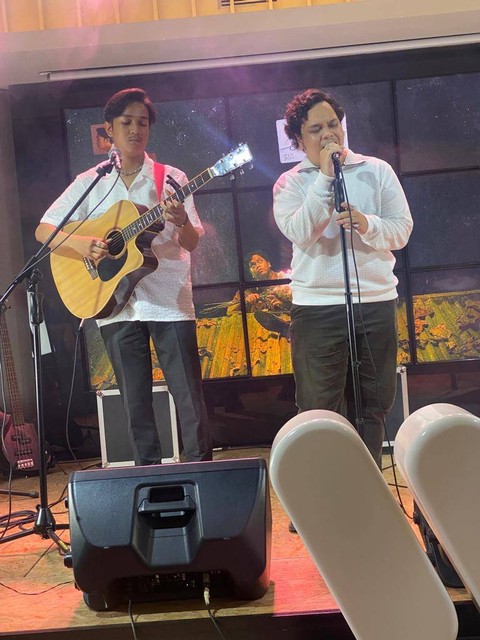 Grup musik Daun Jatuh. Foto: Andrian Gilang Khrisnanda/kumparan