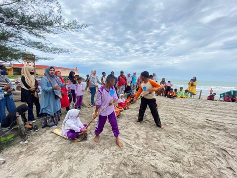 Foto Lomba Pacu Upiah antar siswa sekolah dasar se Kota Pariaman. Foto Satya Gayatri