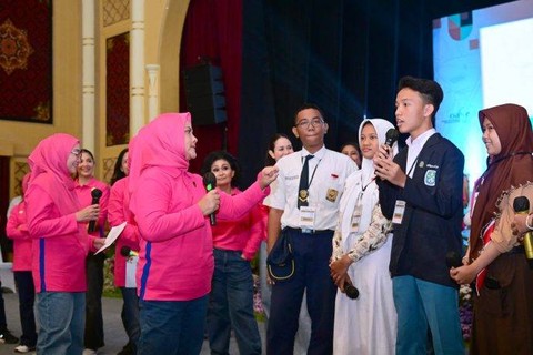Ibu Iriana menghadiri sosialisasi anti narkoba dan literasi digital di Gedung Cak Durasim.