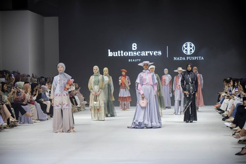 Model mengenakan busana rancangan desainer Nada Puspita dengan tema "Limitless Beauty" pada gelaran Jakarta Fashion Week di Pondok Indah Mall, Jakarta, Kamis (26/10/2023). Foto: Jamal Ramadhan/kumparan