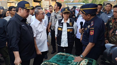 Mendag Zulhas saat pemusnahan barang impor ilegal di Cikarang. Foto: Kemendag
