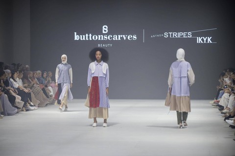 Model mengenakan busana rancangan Artkea Stripes x IKYK dengan tema "Limitless Beauty" pada gelaran Jakarta Fashion Week di Pondok Indah Mall, Jakarta, Kamis (26/10/2023). Foto: Jamal Ramadhan/kumparan
