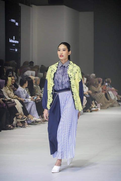 Model mengenakan busana rancangan Artkea Stripes x IKYK dengan tema "Limitless Beauty" pada gelaran Jakarta Fashion Week di Pondok Indah Mall, Jakarta, Kamis (26/10/2023). Foto: Jamal Ramadhan/kumparan