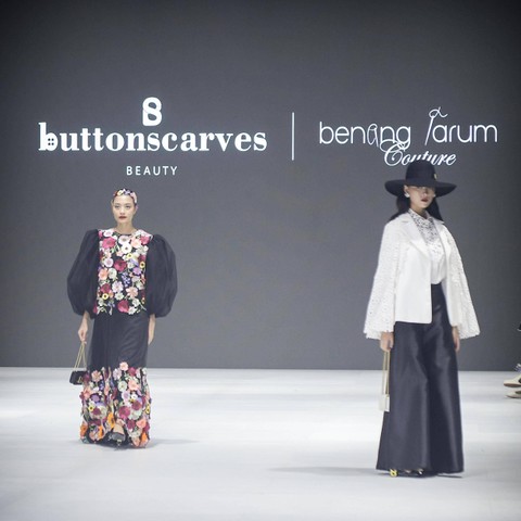 Model mengenakan busana rancangan Benang Jarum Couture dengan tema "Limitless Beauty" pada gelaran Jakarta Fashion Week di Pondok Indah Mall, Jakarta, Kamis (26/10/2023). Foto: Jamal Ramadhan/kumparan