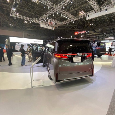 Toyota Vellfire Spacious Lounge Concept mejeng di Japan Mobility Show (JMS) 2023.  Foto: Gesit Prayogi/kumparan