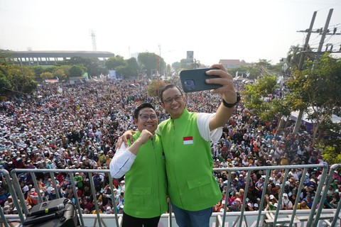 Bacapres-Bacawapres Anies Baswedan-Muhaimin Iskandar dalam 'Mlaku Bareng AMIN' di Jalan Pahlawan, Sidoarjo, Minggu pagi (15/10). Foto: Dok. Istimewa