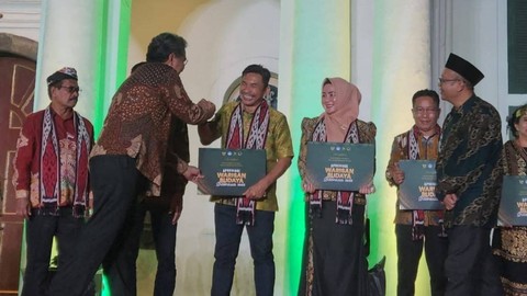 Kadis Dikbud Sulbar, Mitthar, saat menerima Sertifikat Warisan Budaya Tak Benda dari Kemendikbudristek RI. Foto: Istimewa