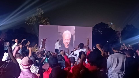 Momen Ketua TPN Ganjar Pranowo, Arsjad Rasjid melakukan video call dengan Ganjar Pranowo di acara Konsolidasi Tim Pemenangan Nasional Ganjar Pranowo Presiden 2024 (TPN GP), Sentosa Seafood Senayan, Komplek Gelora Bung Karno, Jakarta Selatan.  Foto: Fadlan/kumparan