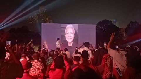 Momen Ketua TPN Ganjar Pranowo, Arsjad Rasjid melakukan video call dengan Ganjar Pranowo di acara Konsolidasi Tim Pemenangan Nasional Ganjar Pranowo Presiden 2024 (TPN GP), Sentosa Seafood Senayan, Komplek Gelora Bung Karno, Jakarta Selatan.  Foto: Fadlan/kumparan