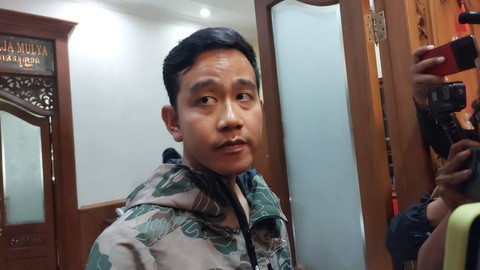 Wali Kota Solo sekaligus cawapres Gibran Rakabuming Raka kembali masuk kerja di Balai Kota, Solo, Jumat (27/10).   Foto: kumparan