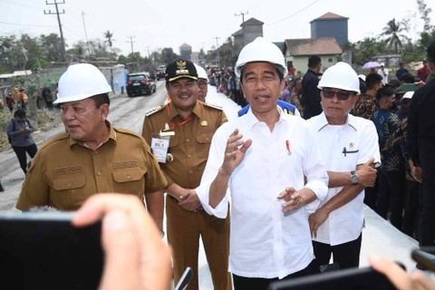 Presiden Jokowi meninjau perbaikan jalan rusak di Lampung Tengah. Foto: Rusman/Biro Pers Sekretariat Presiden