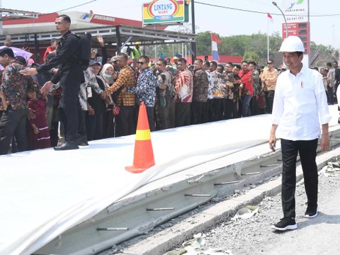 Presiden Jokowi meninjau perbaikan jalan rusak di Lampung Tengah. Foto: Rusman/Biro Pers Sekretariat Presiden