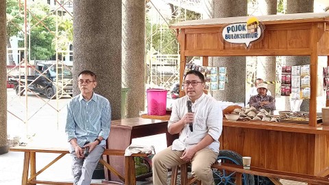 Dosen Departemen Politik dan Pemerintahan Fisipol UGM Dr Abdul Gaffar Karim (kanan) dan Dosen Magister Perdamaian dan Resolusi Konflik UGM Dr Riza Noer Arfani (kiri) di acara bertajuk Antisipasi Konflik Pemilu di UGM, Jumat (27/10). Foto: Arfiansyah Panji Purnandaru/kumparan