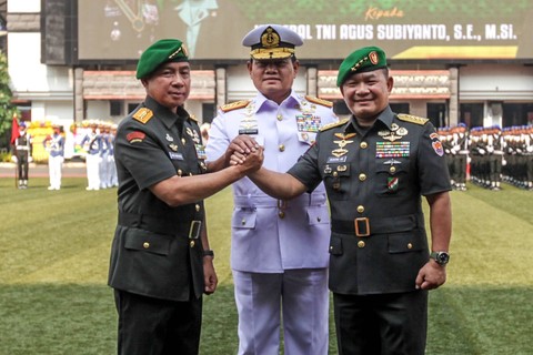 Panglima TNI Laksamana TNI Yudo Margono (tengah) bersama KSAD Jenderal Agus Subiyanto (kiri) dan pejabat lama KSAD Jenderal Dudung Abdurachman saat upacara serah terima jabatan di Mabes TNI AD, Jakarta, 27 Oktober 2023. Foto: Raksa Dwipangga/ANTARA