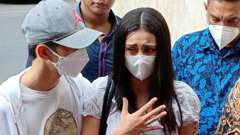 Afifah Riyad didampingi suami datangi Polda Metro Jaya, Jakarta, Jumat (27/10/2023).   Foto: Aprilandika Pratama/kumparan