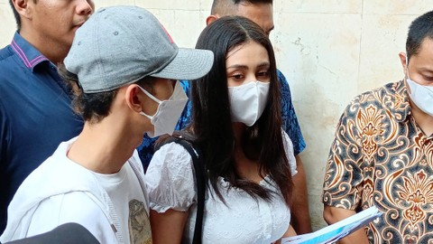 Afifah Riyad didampingi suami datangi Polda Metro Jaya, Jakarta, Jumat (27/10/2023).   Foto: Aprilandika Pratama/kumparan