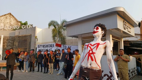 Aliansi Badan Eksekutif Mahasiswa Nusantara DIY menggelar aksi teatrikal terkait putusan MK soal batas usia capres-cawapres di sekitar Tugu Yogyakarta, Jumat (27/10/2023). Foto: Arfiansyah Panji Purnandaru/kumparan