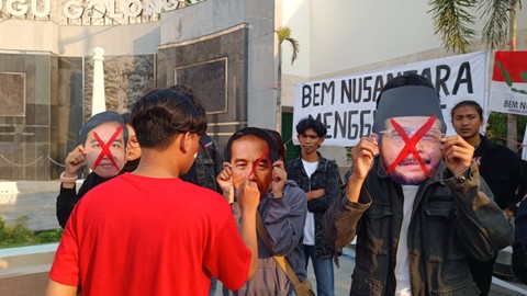 Aliansi Badan Eksekutif Mahasiswa Nusantara DIY menggelar aksi teatrikal terkait putusan MK soal batas usia capres-cawapres di sekitar Tugu Yogyakarta, Jumat (27/10/2023). Foto: Arfiansyah Panji Purnandaru/kumparan