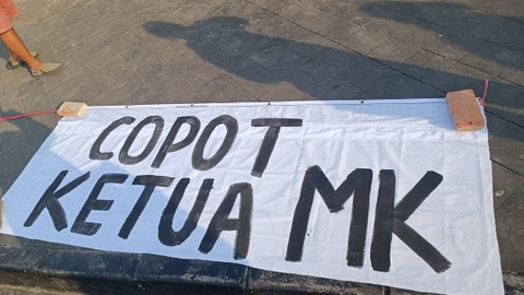 Aliansi Badan Eksekutif Mahasiswa Nusantara DIY menggelar aksi teatrikal terkait putusan MK soal batas usia capres-cawapres di sekitar Tugu Yogyakarta, Jumat (27/10/2023). Foto: Arfiansyah Panji Purnandaru/kumparan