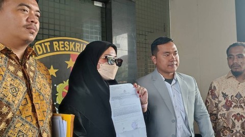 Orang tua korban perundungan di Kuningan bersama kuasa hukumnya, Ibnu Rohman, ketika ditemui di Polda Jabar pada Jumat (27/10/2023). Foto: Rachmadi Rasyad/kumparan