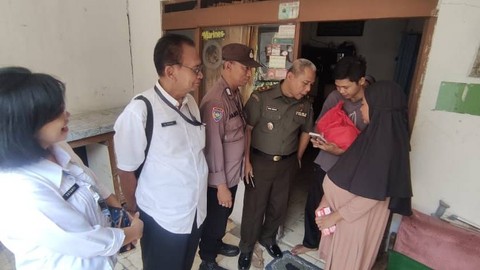 Petugas Puskesmas Poncol saat memantau kesehatan kandungan Elva. Foto: Intan Alliva Khansa/kumparan