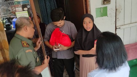 Petugas Puskesmas Poncol saat memantau kesehatan kandungan Elva. Foto: Intan Alliva Khansa/kumparan