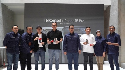 Direktur Sales Telkomsel Adiwinahyu Basuki Sigit (tengah) bersama pelanggan Telkomsel Prestige dan jajaran Management Telkomsel di acara peluncuran Telkomsel x iPhone 15 Pro di Jakarta, Jumat (27/10). Foto: Telkomsel