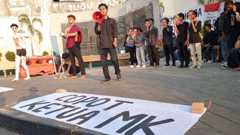Aksi teatrikal BEM Nusantara DIY di Tugu Yogyakarta, Jumat (27/10). Foto: Widi RH Pradana