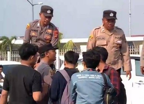 Saat spanduk yang dibawa mahasiswa ditarik paksa oleh petugas kepolisian. | Foto: Ist
