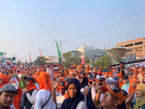 Suasana jalan sehat dan senam bacapres dan cawapres dari Koalisi Perubahan Anies Baswedan dan Muhaimin Iskandar di Depok, Jawa Barat, Sabtu (28/10/2023).  Foto: Luthfi Humam/kumparan