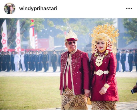 Pj Gubernur Kalbar, Harisson, sering memegang tangan istrinya saat berjalan atau tampil di depan publik. Foto: Instagram @windyprihastari