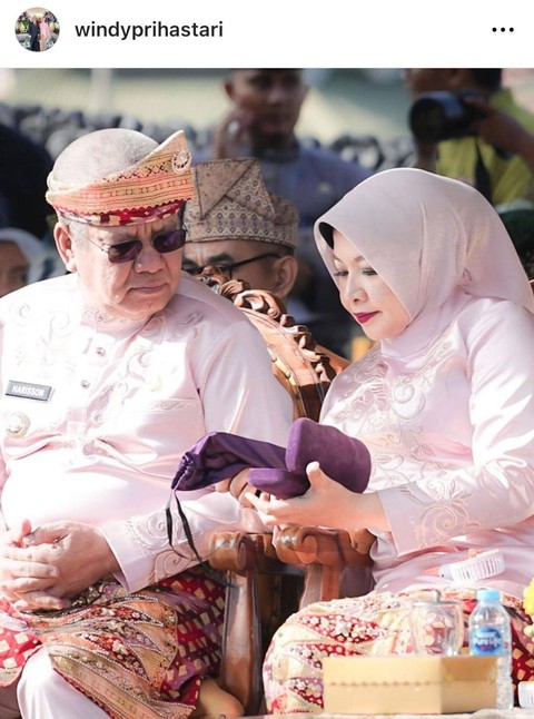 Di sela menjalankan tugas mereka, keduanya selalu berkomunikasi. Romantis ya. Foto: Instagram @windyprihastari