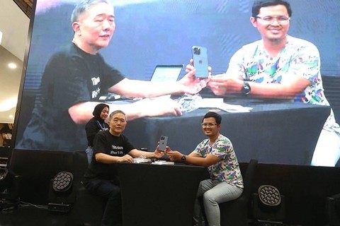 CEO & Co-Founder Blibli, Kusumo Martanto, dan Ary Setiady, pelanggan urutan pertama Midnight Launch Blibli di Jakarta. Foto: dok. Global Digital Raya